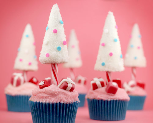 https://momspark-net.b-cdn.net/wp-content/uploads/2011/11/Candy-Cane-Christmas-Tree-Cupcakes.jpg