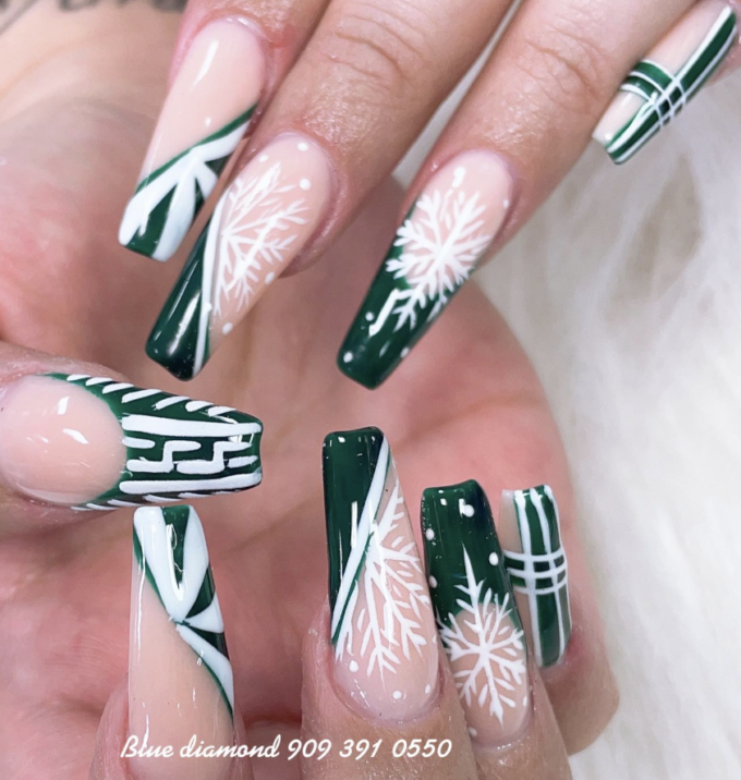 hunter green snowflake christmas nails