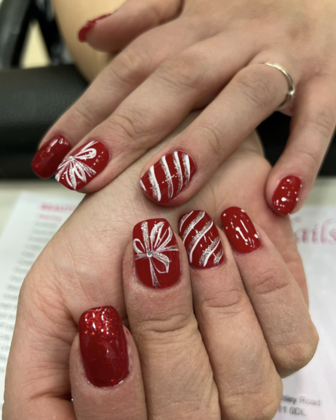 red presents christmas nails