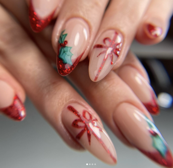 holly berries & presents christmas nails