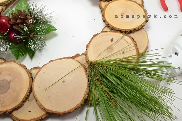How to Make a Rustic Wood Slice Winter Wreath
