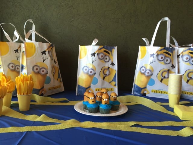 How to Throw the Perfect MINIONS Cupcake Party!