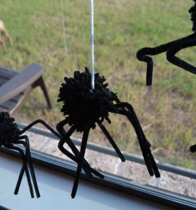 DIY Spider Pom Pom Halloween Garland