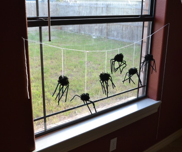 DIY Spider Pom Pom Halloween Garland