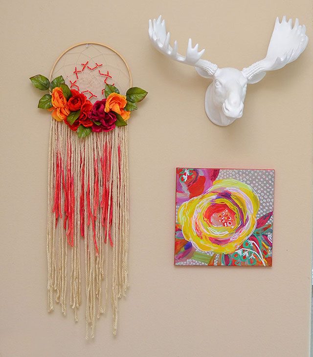 Want to add a little Bohemian chic to your walls? Make a floral dreamcatcher!