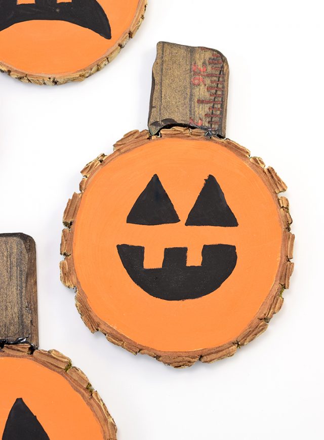 These jack-o-lantern pumpkin wood slice coasters are the cutest!
