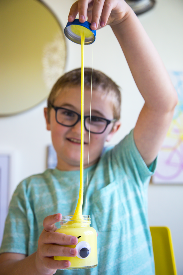 How to Make Easy Despicable Me 3 MINIONS Borax-Free Slime! In honor of the upcoming movie, we have put together a super cute (and easy) BRIGHT YELLOW Minions BORAX-FREE slime recipe that your kids will just love.
