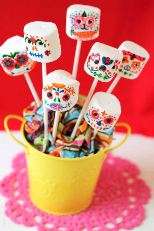 10 Dia De Los Muertos (Day of the Dead) Ideas to Bring Your Party to Life: Marshmallow Sugar Skull Pops
