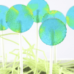 Earth Day is coming up soon, so we wanted to put something fun together for this special day. We think your kids will love it, too. Earth Day lollipops!